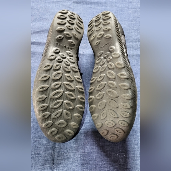 Skecher's slide on memory foam, classic fit comfort shoe - Picture 3 of 7